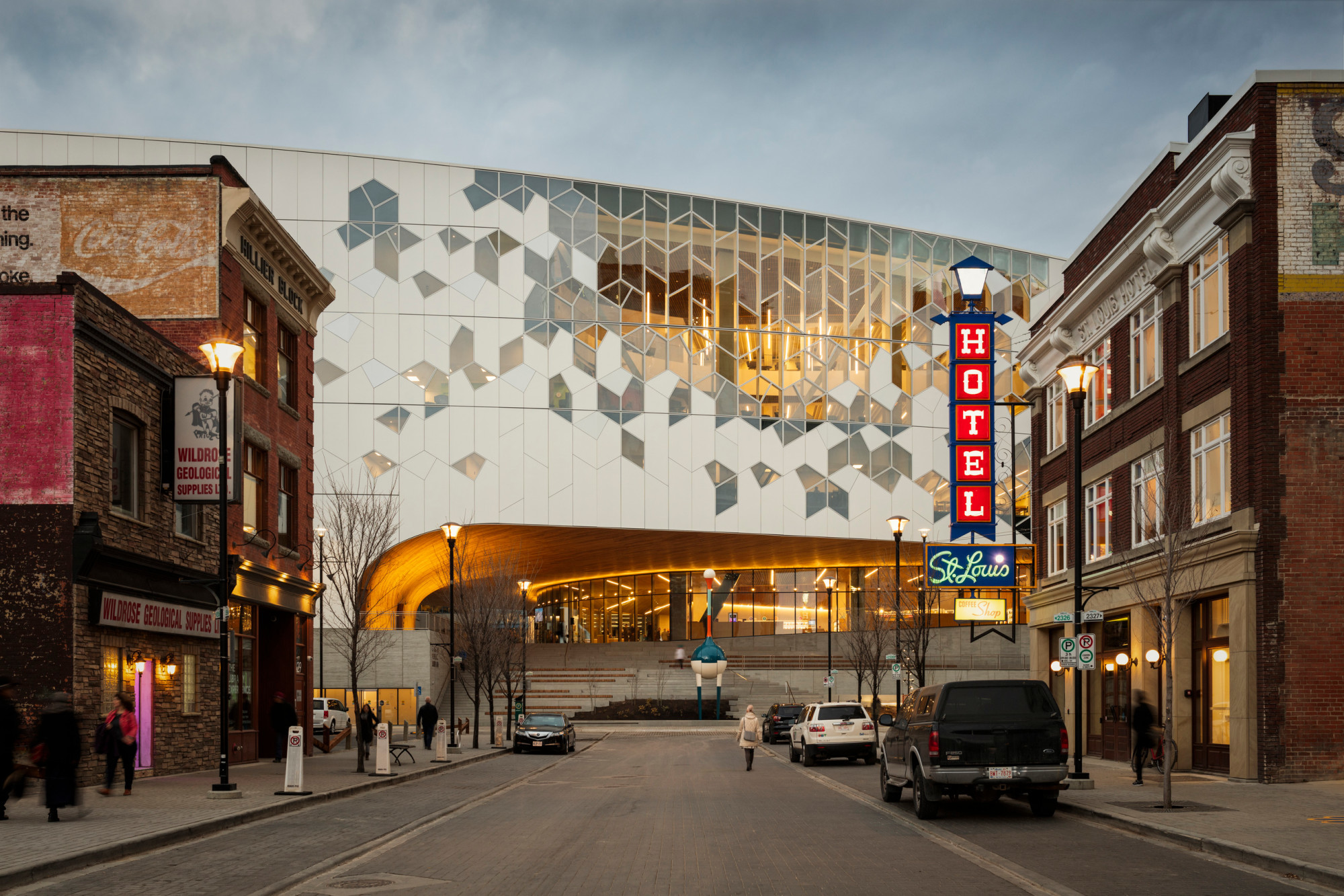 Der Neubau zwischen Downtown und East Village überwindet mit einer Passage die einstige Barriere des in den Untergrund führenden Gleisbogens.