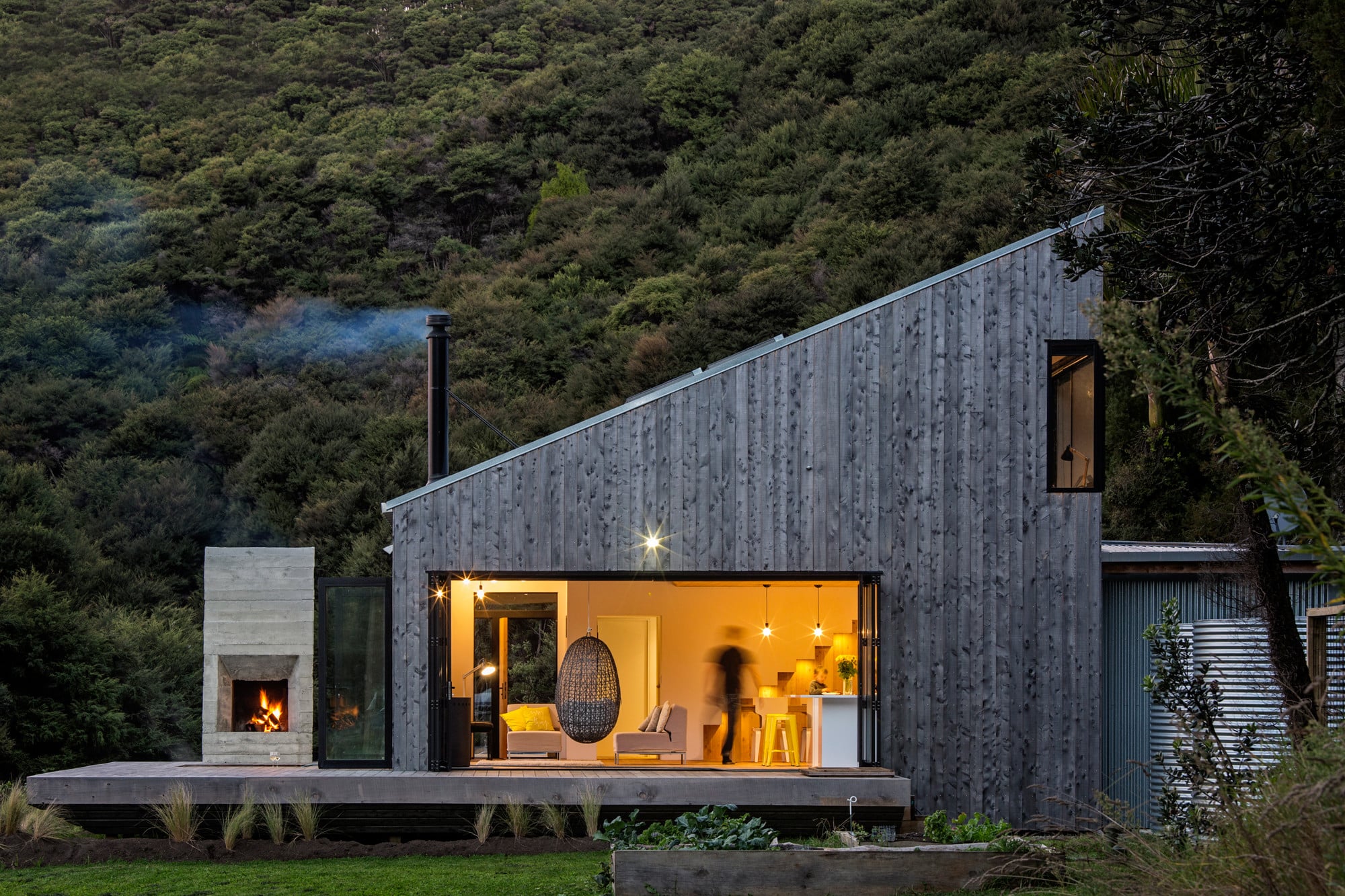 Für die Fassadenverkleidung und den Terrassenboden wurde Macrocarpa-Zypressenholz verbaut.