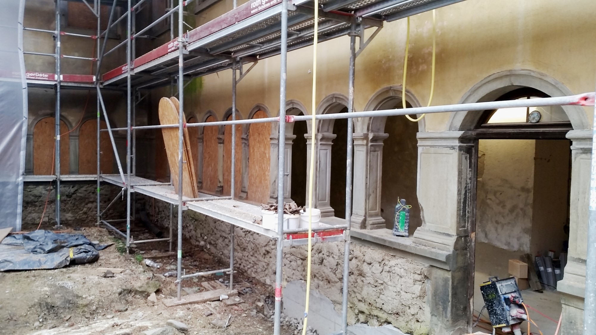 Jede der Mauern des Klosters Rathausen wurde, innen wie außen, vom Boden bis zur Fensterunterkante mit dem Produkt instandgesetzt. 
