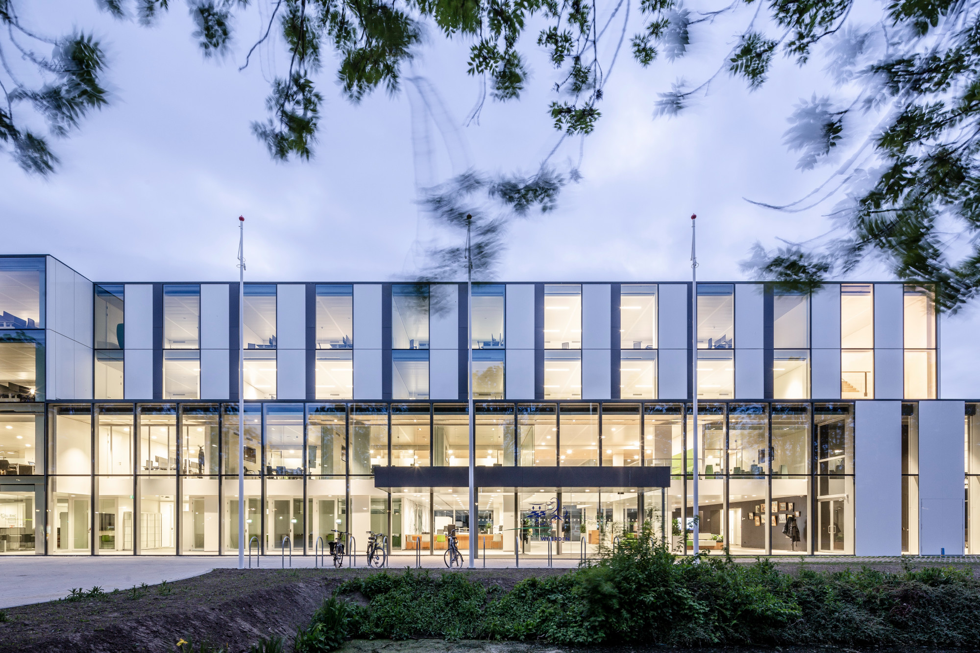 Die verglaste Stirnfassade richtet sich zum historischen Stadtkern. 