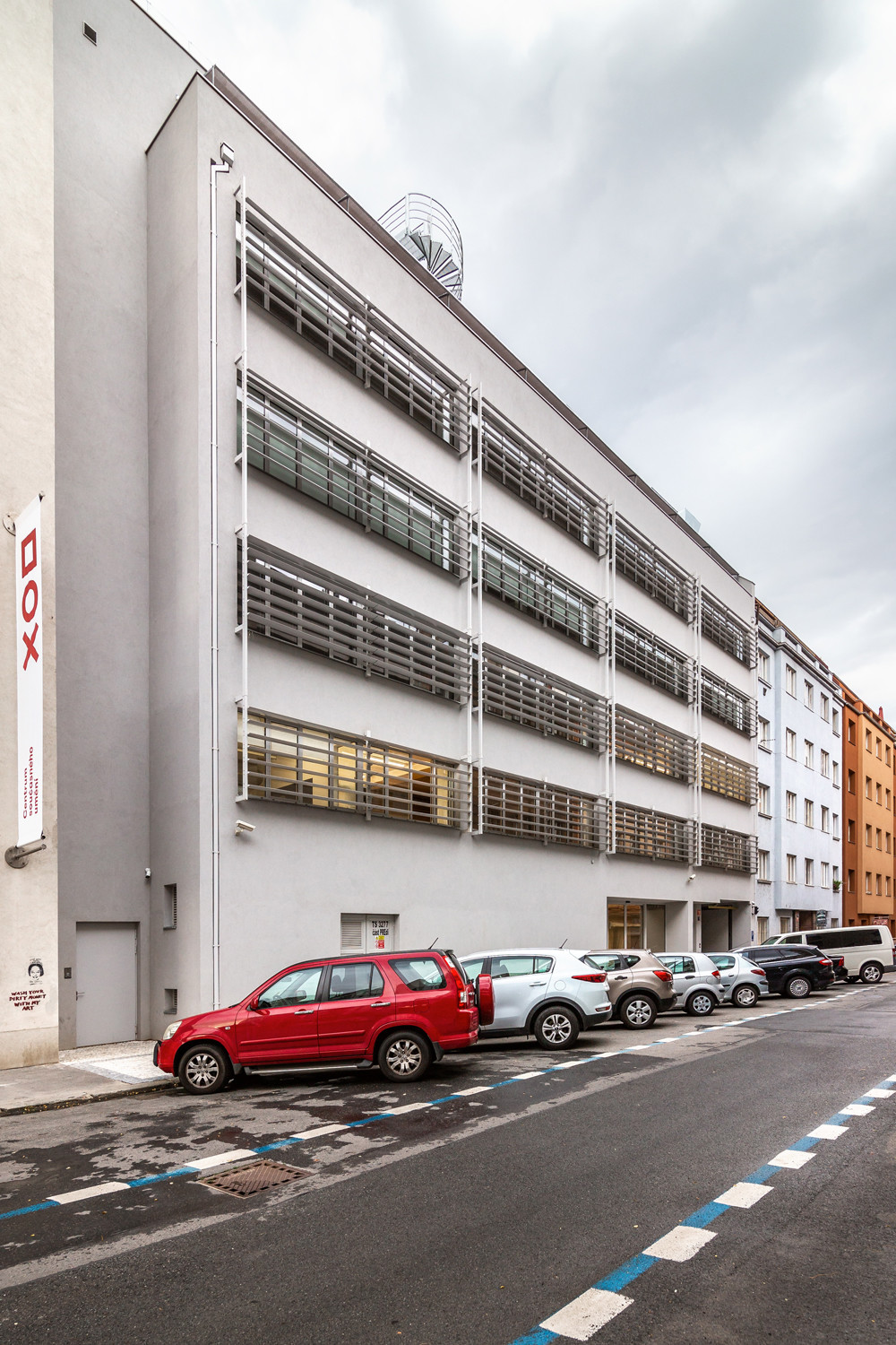 Das Bestandsgebäude aus den 1970ern beherbergt nach dem Umbau unter anderem eine Architekturschule.