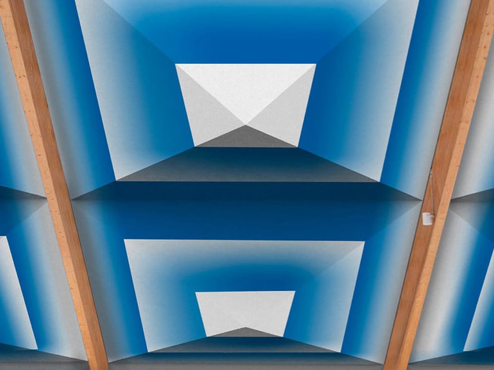 Im Rahmen der Projektreihe Texlining entwickelten Forschende der Hochschule Luzern eine textilbasierte Dämmung, die einen Wendepunkt beim Sanierungsprozess bringen soll (im Bild: Daniel Wehri mit einem Modell des Dämmelements „Schirm").