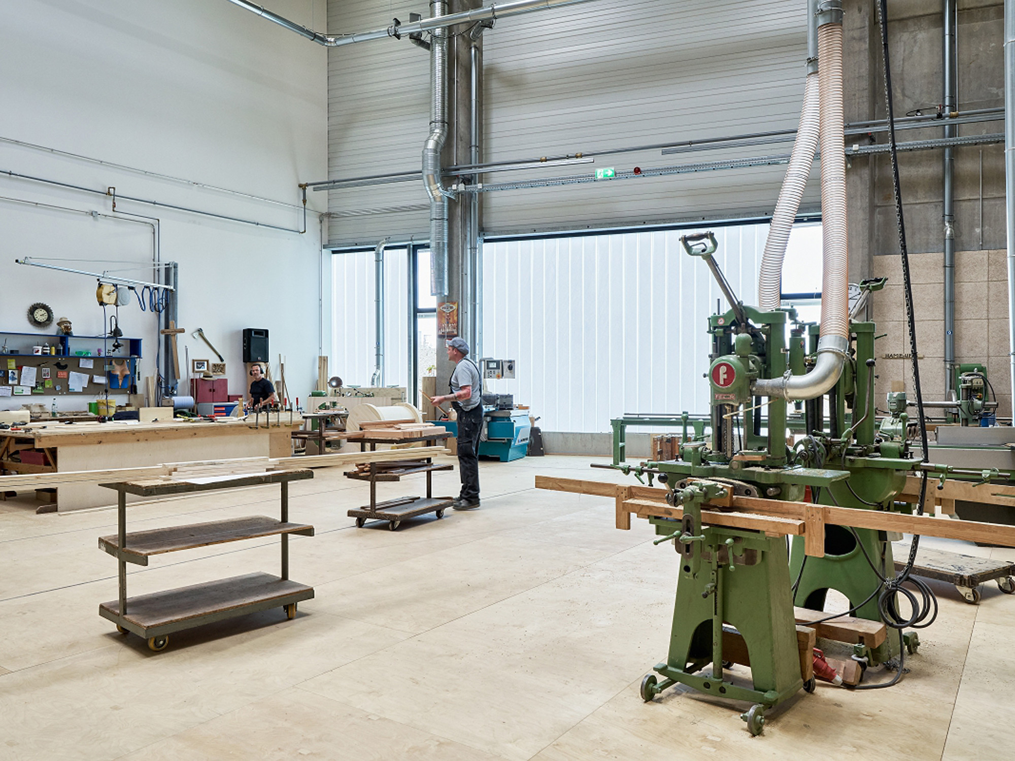 Mit der gewählten Lösung ist ein blendfreies und schlagschattenfreies Licht in den Werkstätten möglich.