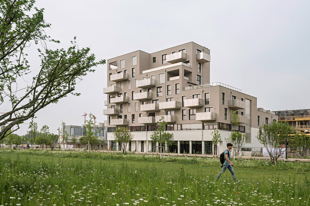 Im noch jungen Wiener Sonnwendviertel gelegen, grenzt es direkt an den kürzlich eröffneten Helmut-Zilk-Park