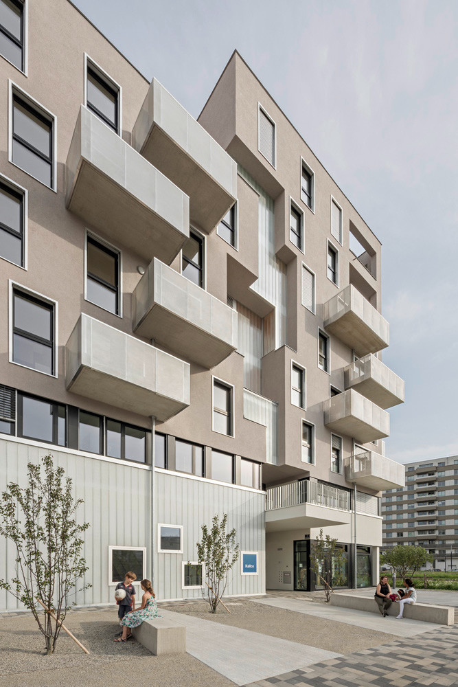 Eine Loggia mit weit auskragendem Balkon markiert den Eingang und ist Vordach.