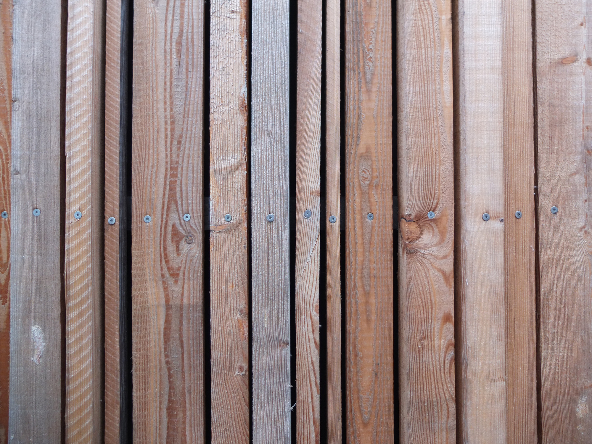 Holz quillt, schwindet und bewegt sich. 