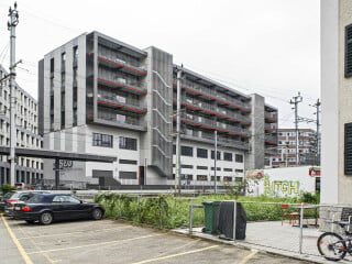 Holzkonstruktionen erlauben eine weitgehende Vorfertigung großer Bauteile, die dann auf der Baustelle in kürzester Zeit montiert werden können (im Bild: Holzhaus Lynarstr., geplant von Schäferwenningerprojekt, Berlin).