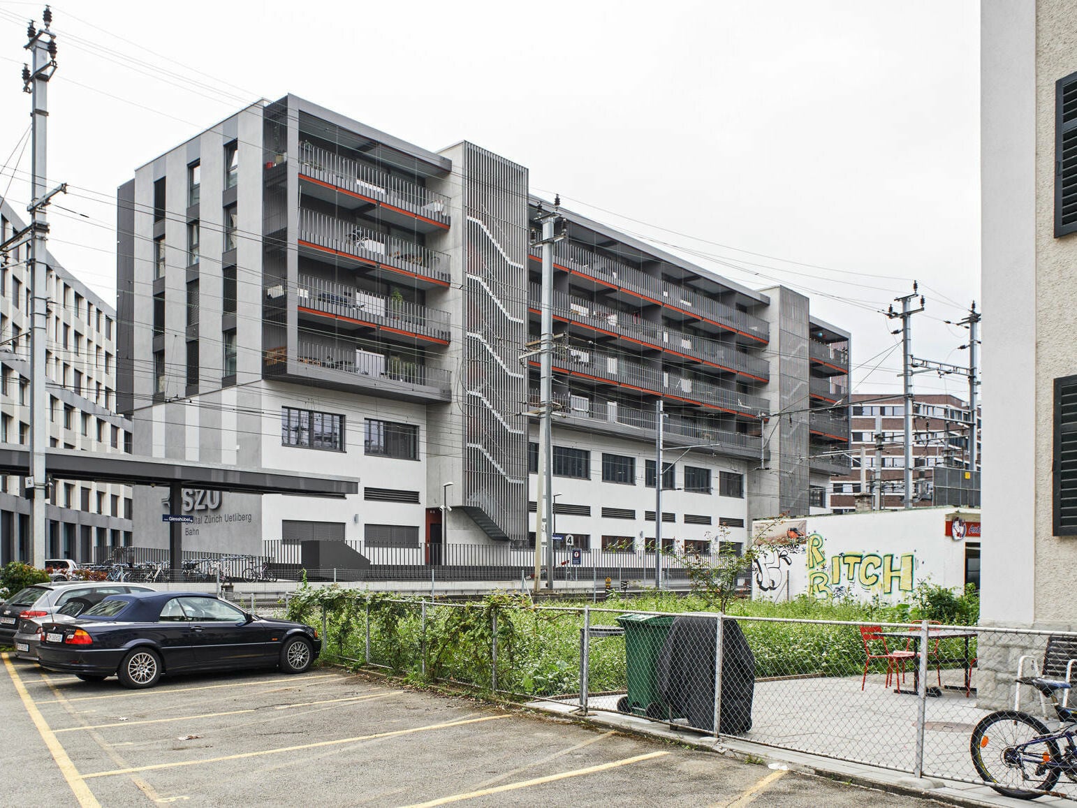 Holzkonstruktionen erlauben eine weitgehende Vorfertigung großer Bauteile, die dann auf der Baustelle in kürzester Zeit montiert werden können (im Bild: Holzhaus Lynarstr., geplant von Schäferwenningerprojekt, Berlin).
