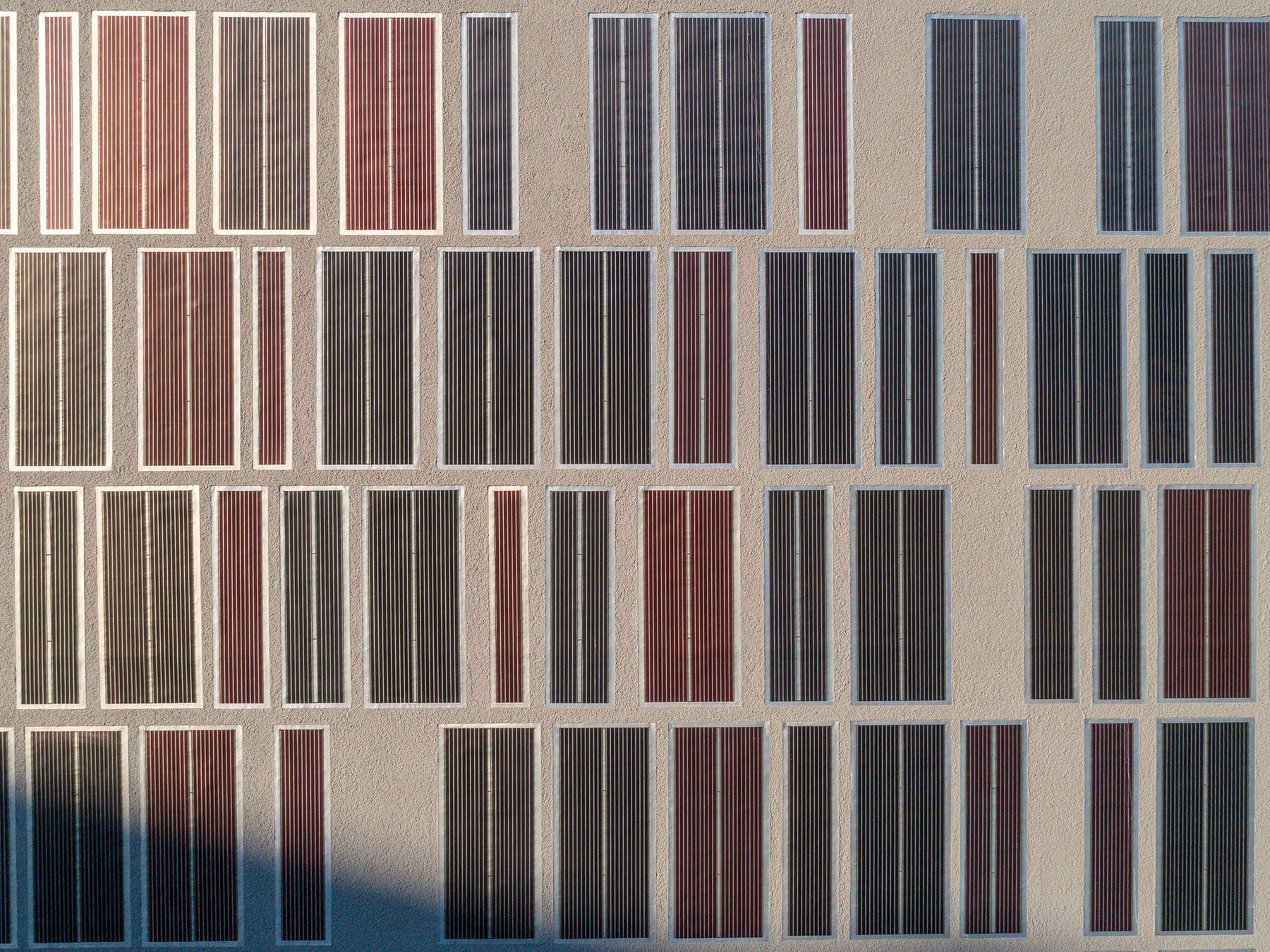 Flexible, gedruckte Organische-Photovoltaik-Laminate sind in Putzfliesen integriert, die wiederum flächenbündig in die Putzoberfläche eines klassischen Wärmedämm-Verbundsystems eingearbeitet werden.