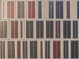 Wie eine flächenbündige Einlegearbeit in Putz und in ihrer Anordnung beinahe ornamental wirken die PV-Module in der Fassade (zu sehen: Wohnhaus nach der Sanierung in Frankfurt).