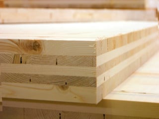 Brettsperrholz besteht in der Regel aus kreuzweise miteinander verleimten Lagen von Brettern.