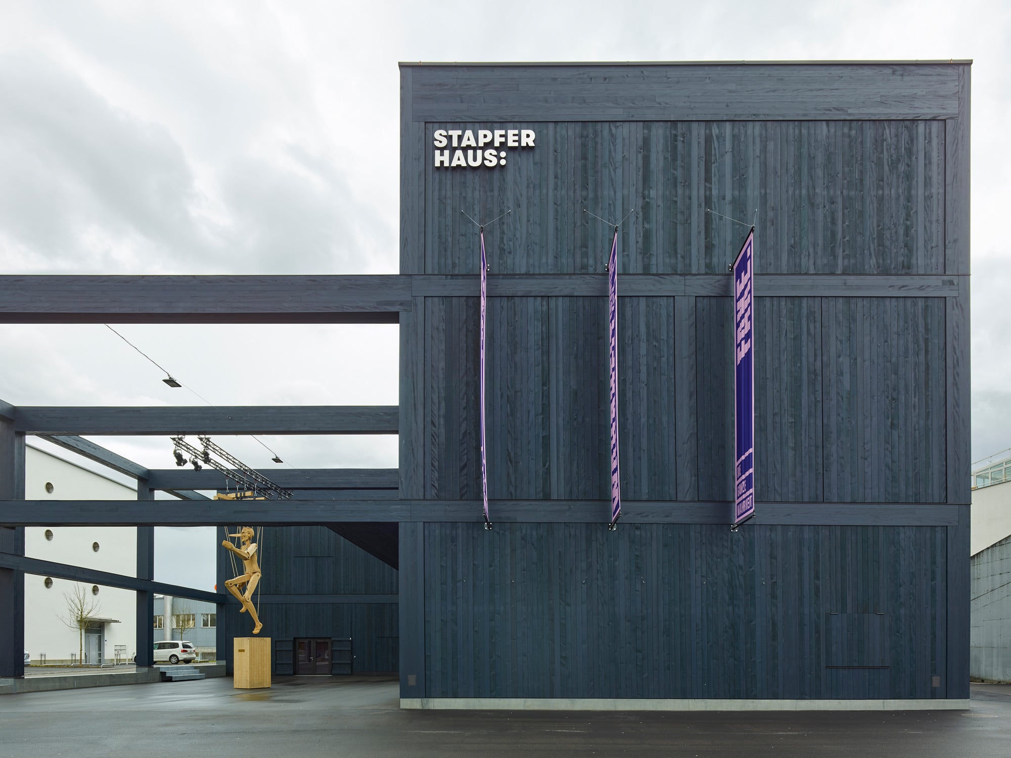 An dem neuen Standort sind die Ausstellungs-, Veranstaltungs- und Büroräume nun unter einem Dach vereinigt, wobei auch der Außenraum unterd er Pergola als bespielbare Fläche genutzt wird.