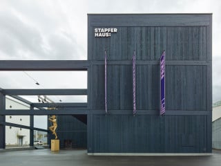 Mit dem Neubau am Bahnhof in Lenzburg hat das Stapferhaus erstmals seit seiner Gründung 1960 ein eigenes Gebäude bekommen. Das Büro Pool Architekten hat mit dem bespielbaren Holzbau einen Ort für Kunst und Kultur geschaffen. 