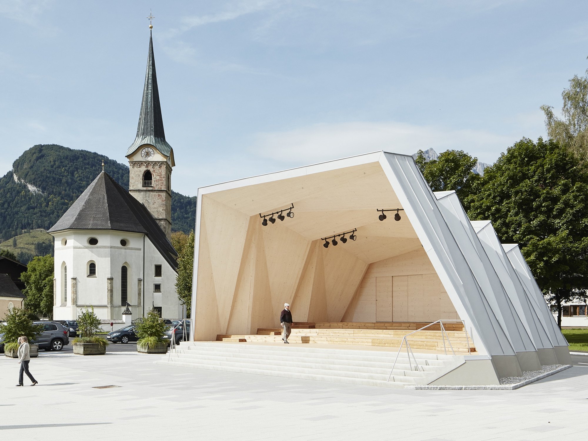 Aus den akustischen Notwendigkeiten und gemäß dem Motto „form follows function“ entstanden, bietet der freistehende Musikpavillon eine Bühne für das Gemeindeleben im Herzen von Kirchdorf.