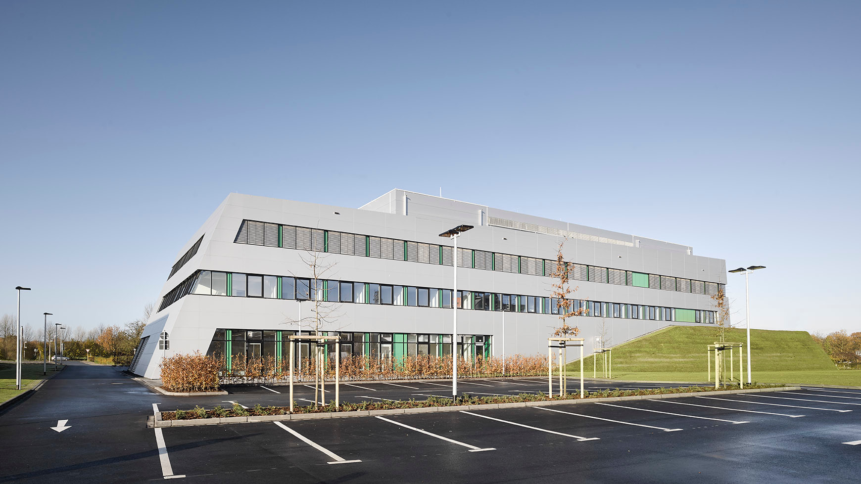 Der Hauptbau des Center for Soft Nanoscience ist ein langgestreckter Riegel mit drei Vollgeschossen und teilweiser Unterkellerung.
