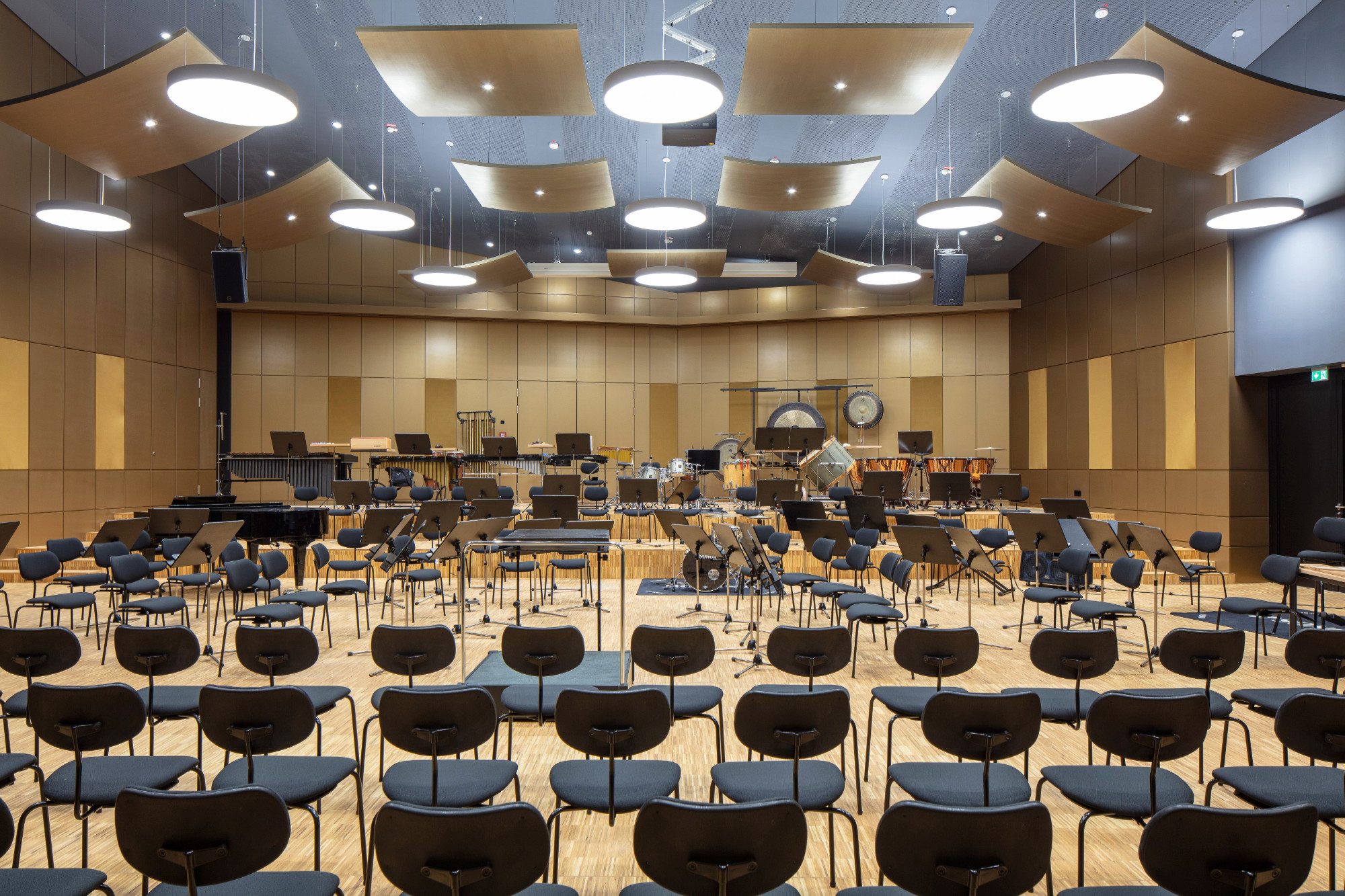 Im großen Konzert- und Probesaal wird durch die Kombination aus schallabsorbierenden und -reflektierenden Flächen eine gleichmäßige Schallverteilung erreicht.