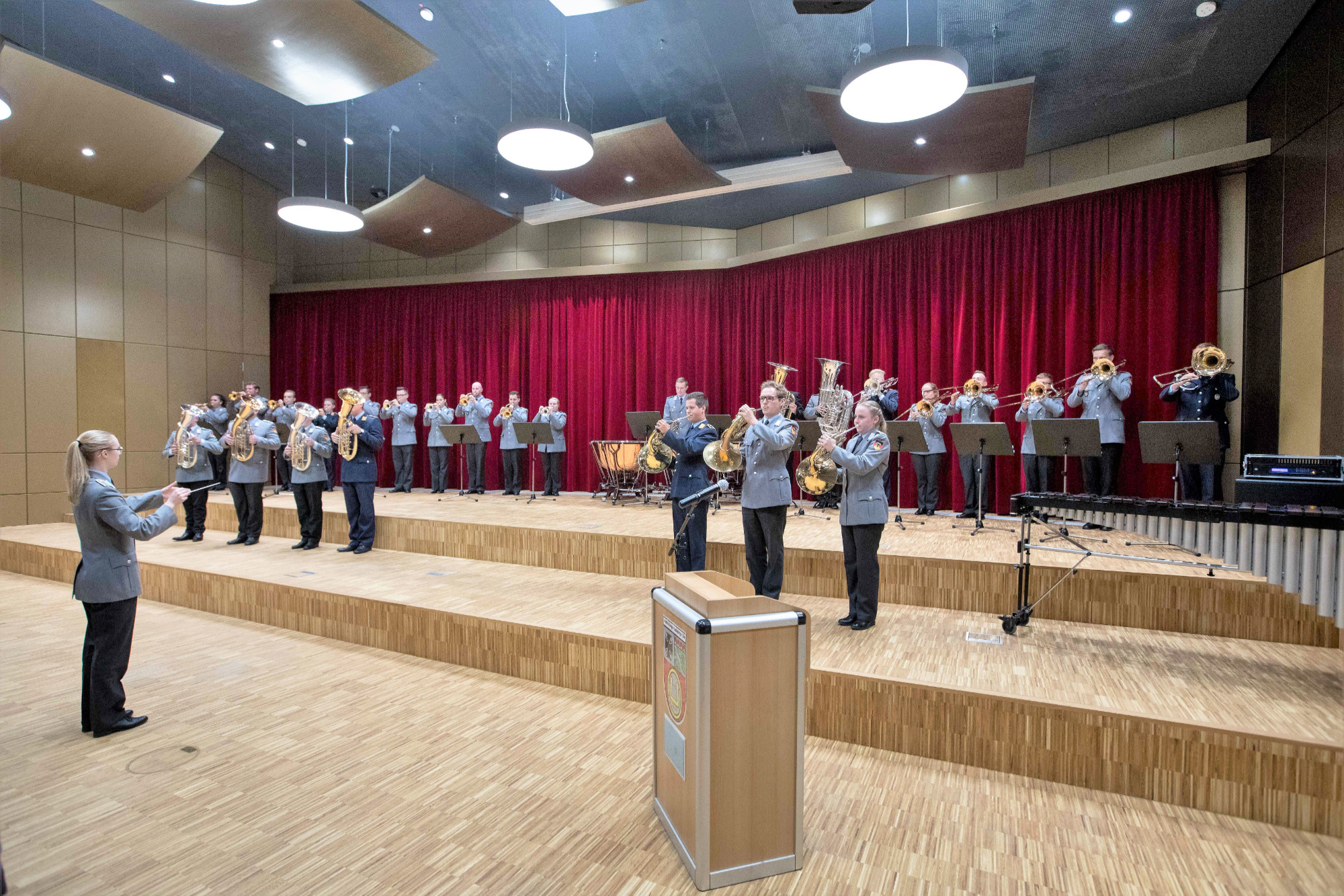 Gebogene Deckensegel unterstützen das gegenseitige Hören der Musiker.