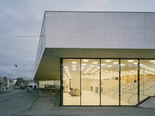 Nach den Umbaumaßnahmen der Architektengemeinschaft Degelo und Berrel Berrel Kräutler, öffnet sich die neue Eingangssituation der St. Jakobshalle in Basel großzügig zum Außenraum.