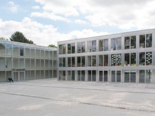 Dem dreigeschossigen Schulbau sieht man seinen Aufbau aus 98 Holzcontainern nicht an.