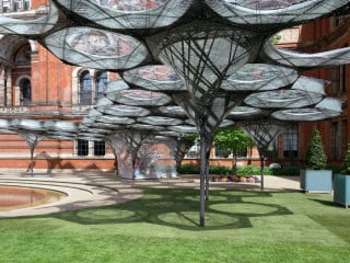 Ursprünglich entworfen für das Victoria & Albert Museum in London, sorgt der Elytra Filament Pavilion seitdem auch an verschiedenen Standorten weltweit für Furore. 