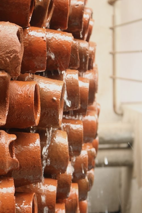 Zur Berieselung wird recyceltes Brauchwasser aus dem Fabrikgebäude eingesetzt.