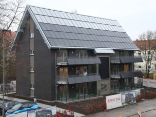 Das erste energieautarke Mehrfamilienhaus Niedersachsens deckt seinen Strom- und Wärmebedarf zu 70 Prozent über Solarenergie. 