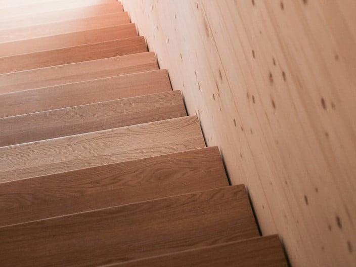 Holz ist im Treppenbau eines der ältesten verwendeten Materialien (Bild: Holztreppe in einem Berliner Altbau).