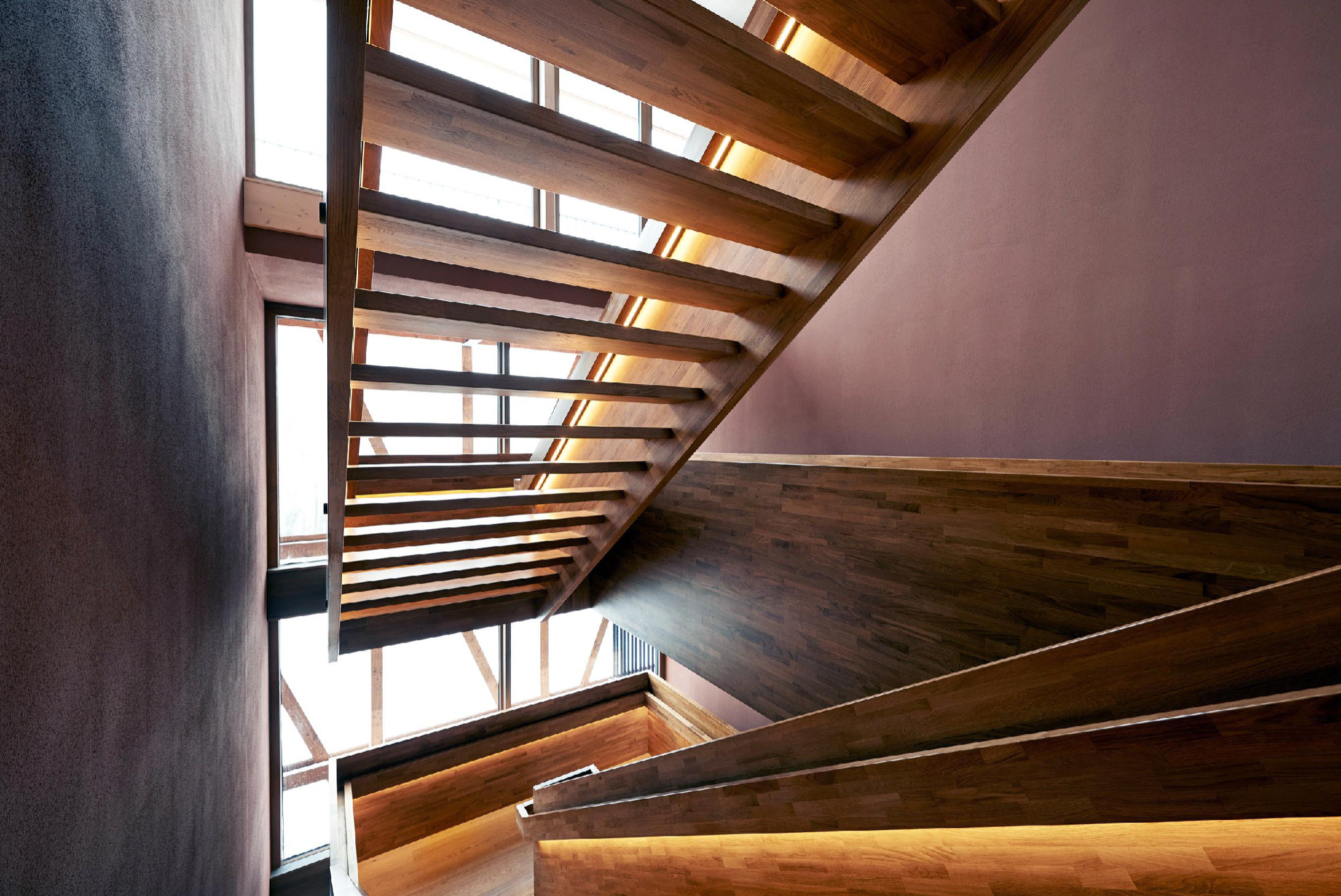 Eingeschobene Treppe mit brettschichtverleimten Stufen und Wangen