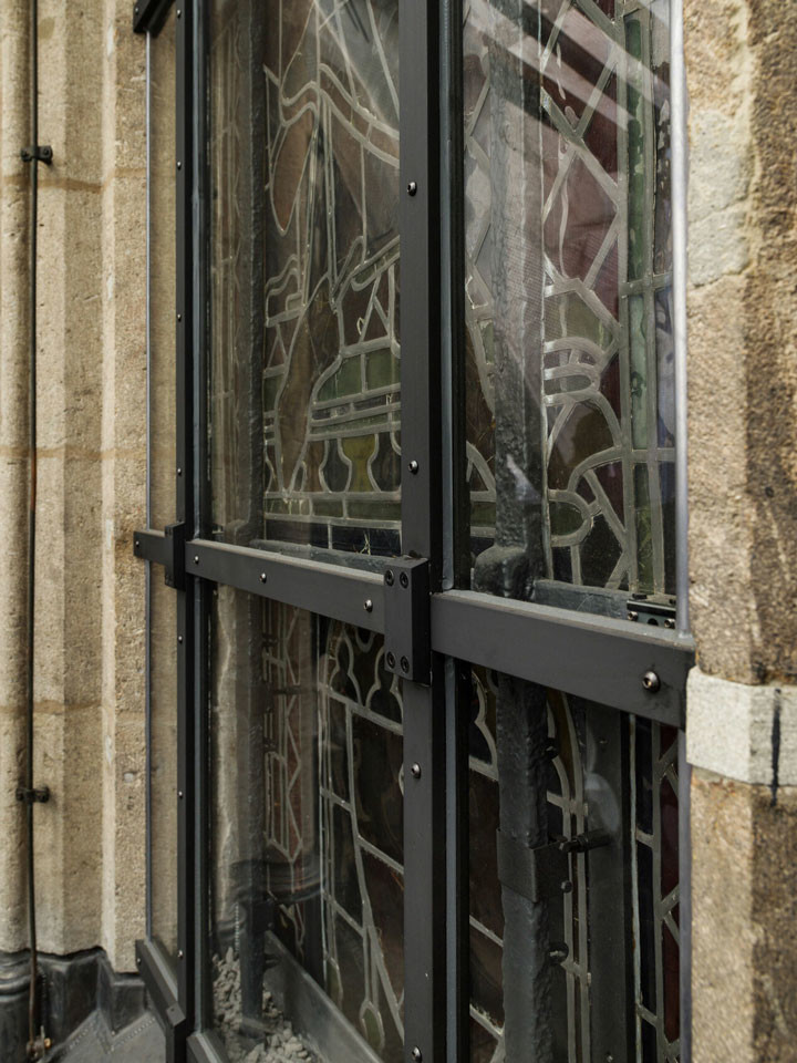 Die neue Schutzverglasung wurde als entspiegeltes Verbundglas ausgeführt.
