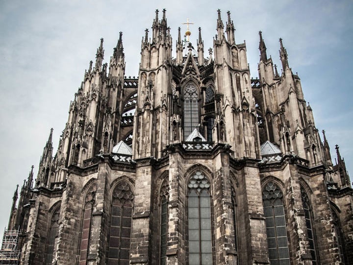 Die historischen Verglasungen am Kölner Dom stammen in Teilen bereits aus dem 13. Jahrhundert.