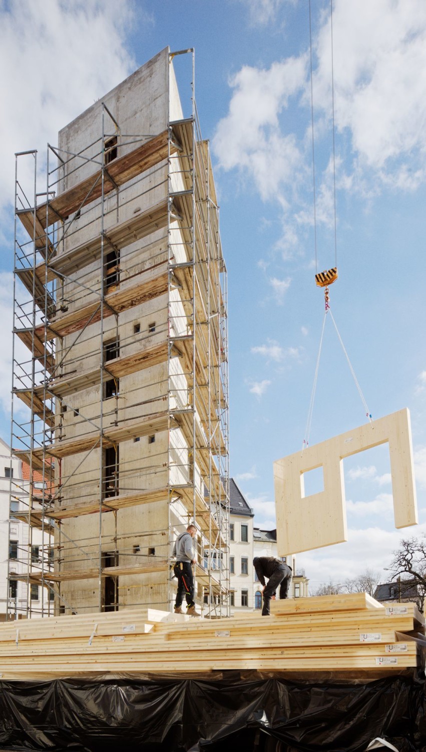 Der fünfgeschossige Neubau ist in Massivholzbauweise errichtet, lediglich der Erschließungskern und die Gründung bestehen aus Stahlbeton. 