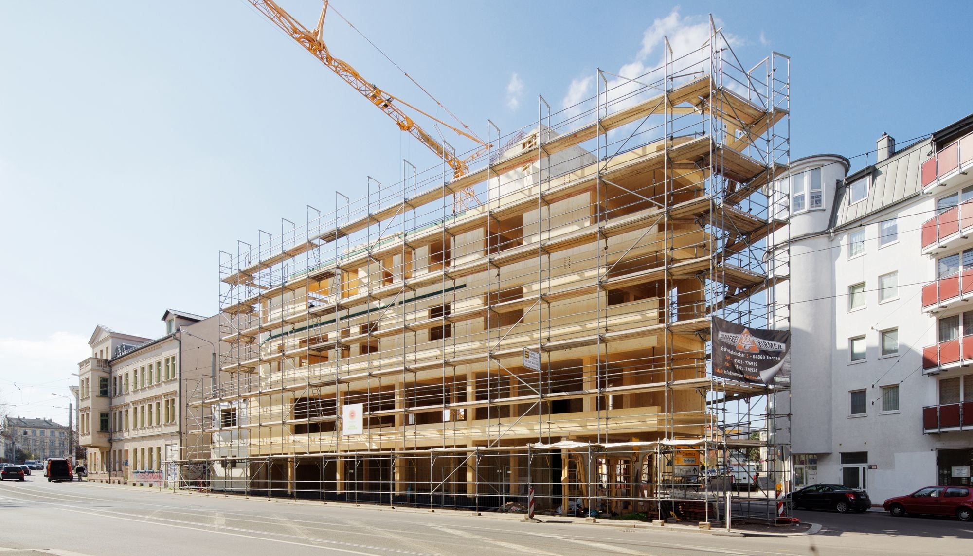 Die Außenwand- und Deckenkonstruktionen bestehen aus Brettsperrholzelementen, die Stützen-Riegel-Konstruktion aus Brettschichtholz. Insgesamt wurden 520 Kubikmeter Holz verbaut.
