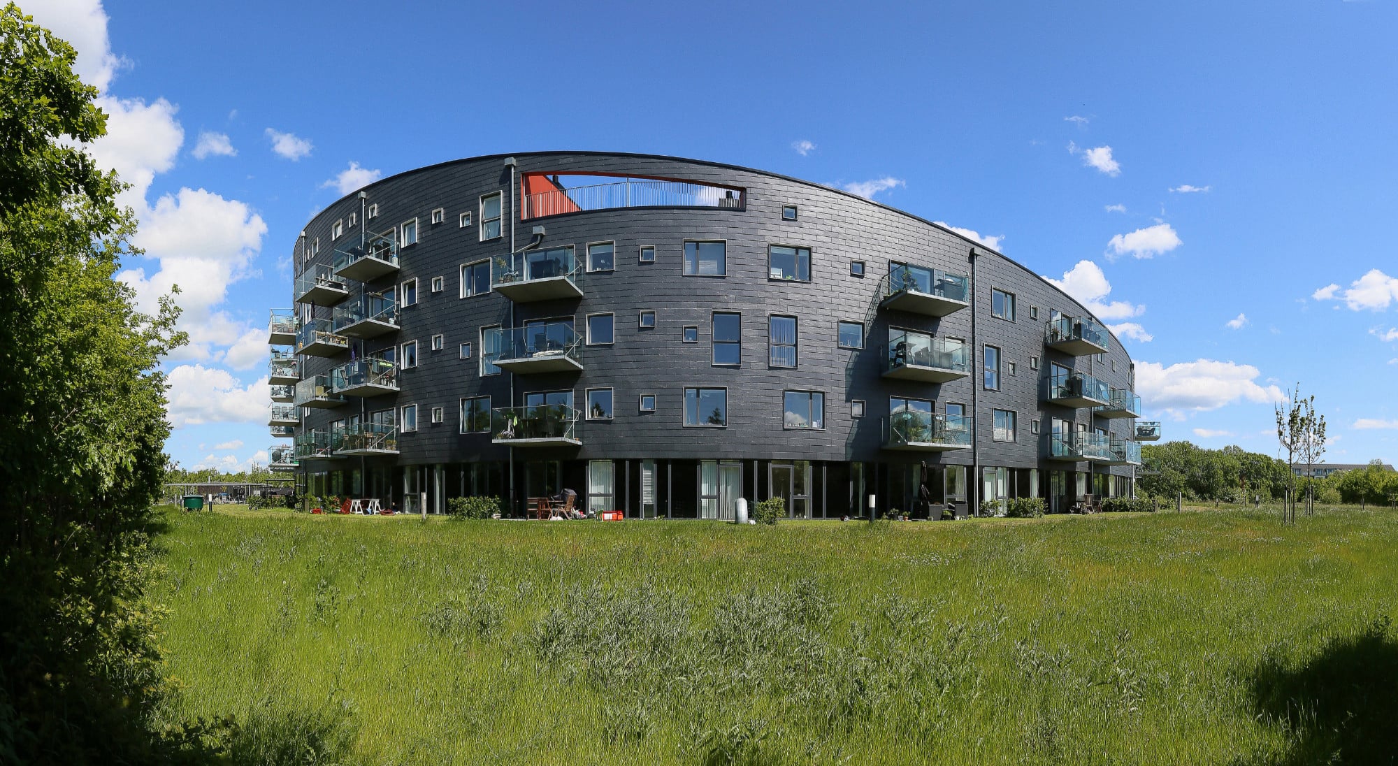 An jede Wohnung ist mindestens ein Balkon angeschlossen. Darüber hinaus steht den Bewohnern zusätzlich eine Dachterrasse zur Verfügung.