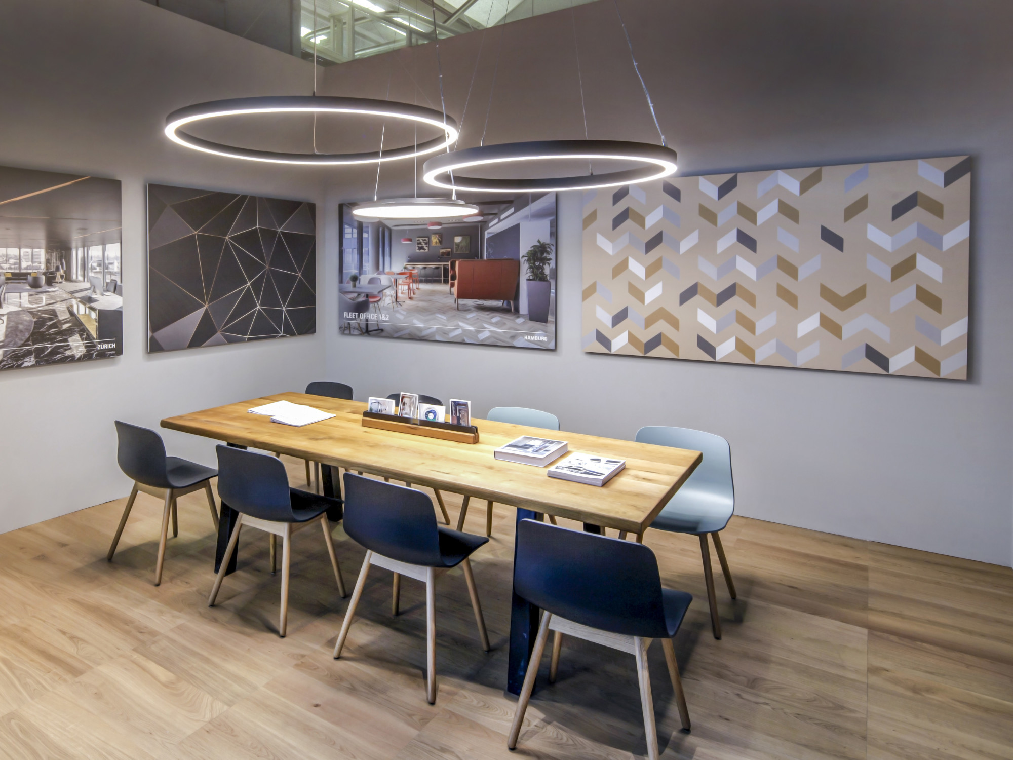 Die Akustikpaneele Comp+ des Herstellers Lindner vereinen neben ihrem guten Absorptionsverhalten ein geringes Flächengewicht und brandschutztechnische Vorteile.