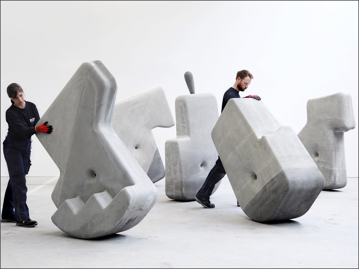 Mit der Installation „Walking Assembly“ zeigt das Büro Matter Design Studio, dass Leichtigkeit auch eine Frage des Schwerpunktes sein kann.