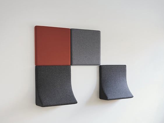 Begegnungszonen gestalten: Das 60 x 60 cm große, gepolsterte Wandrelief Landing dient als Lehne, Stütze oder Konsole und verbessert die Raumakustik.