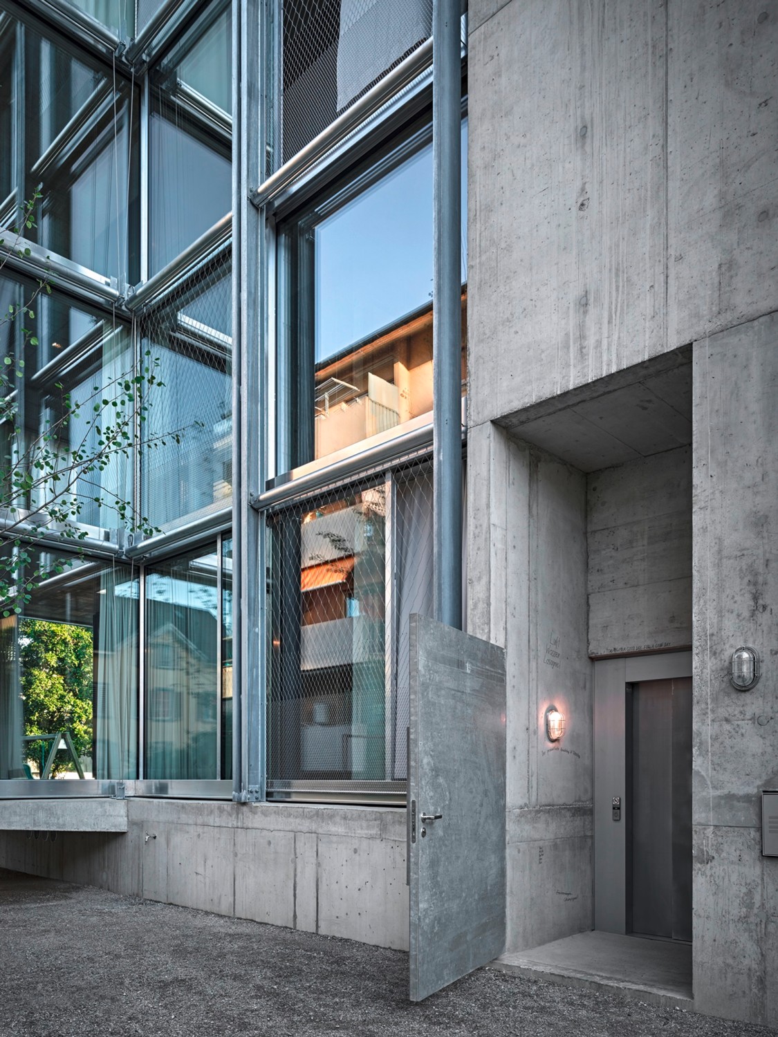 Ein offenes, skulpturales Treppenhaus aus Ortbeton bildet das Rückgrat des Gebäudes.