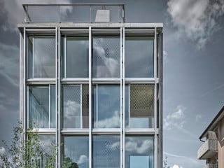 In Winterthur-Töss haben die Züricher Architekten Wild Bär Heule ein Mehrfamilienhaus in Form eines Turmhauses realisiert.