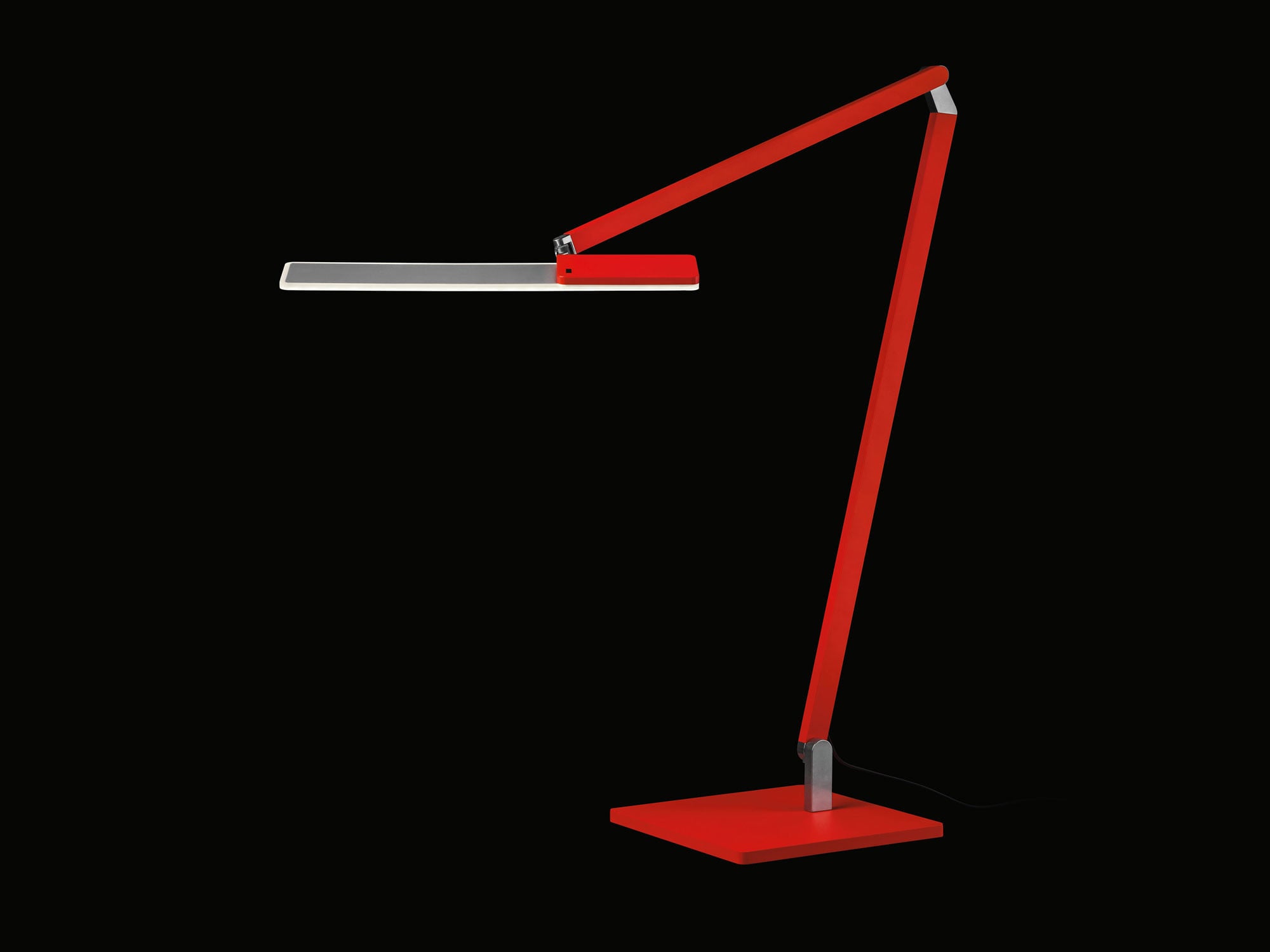 Die LED-Schreibtischleuchte Roxxane von Nimbus wurde vom Berliner Designer Rubert Kopp entworfen und nun vom Stuttgarter Leuchtenlabel neu überarbeitet.