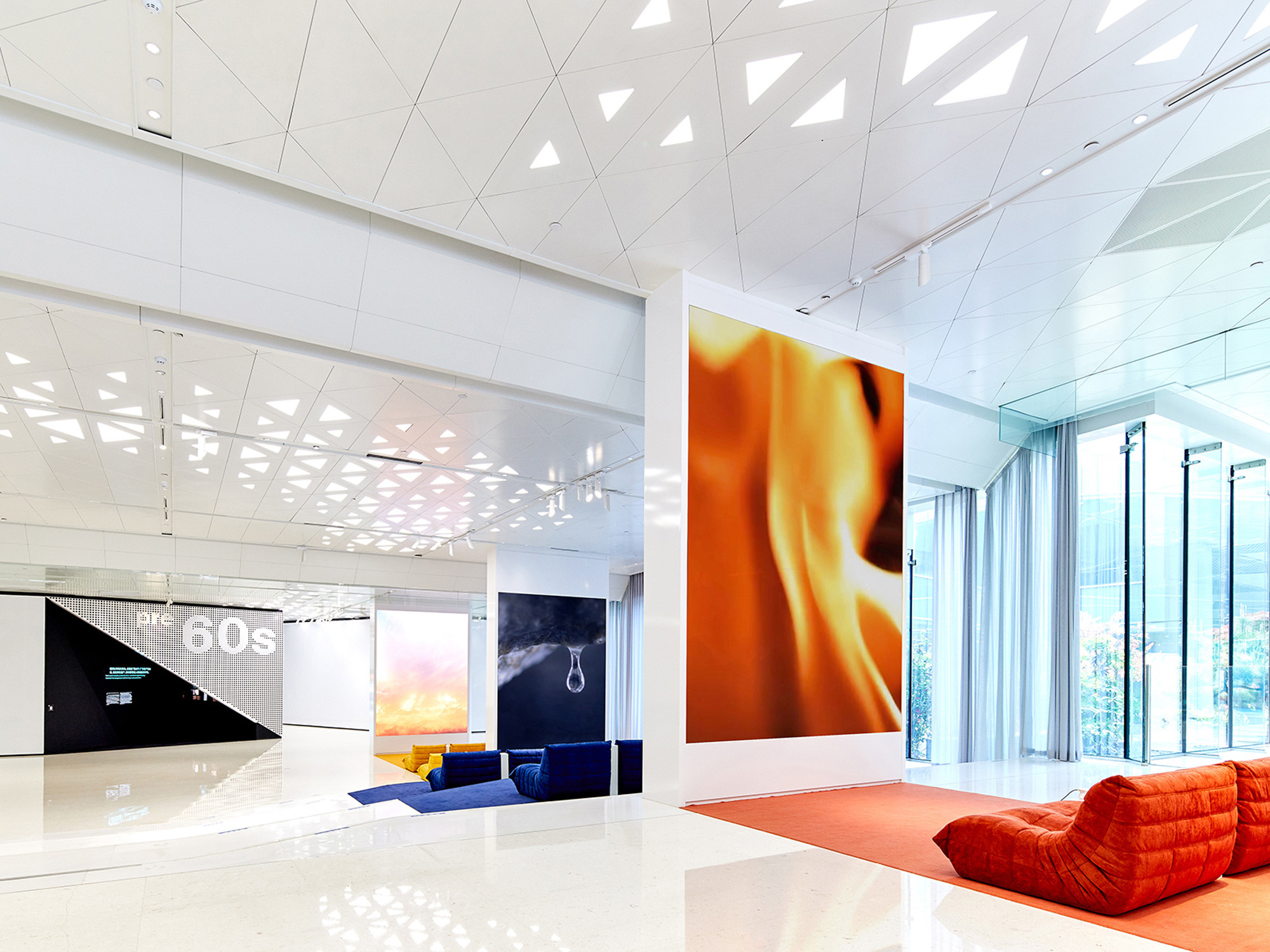 'Prolog': Entrée zur Markenwelt mit dem Sofaklassiker Togo in knalligem Orange. Fünf Meter hohe LED-Leinwände weisen auf das Thema Haushaltselektrogeräte hin.