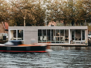 Das Haarlem Shuffle, entworfen vom Amsterdamer Architekturbüro van Ommeren Architecten, liegt im Fluss Spaarne nahe der Altstadt von Haarlem.