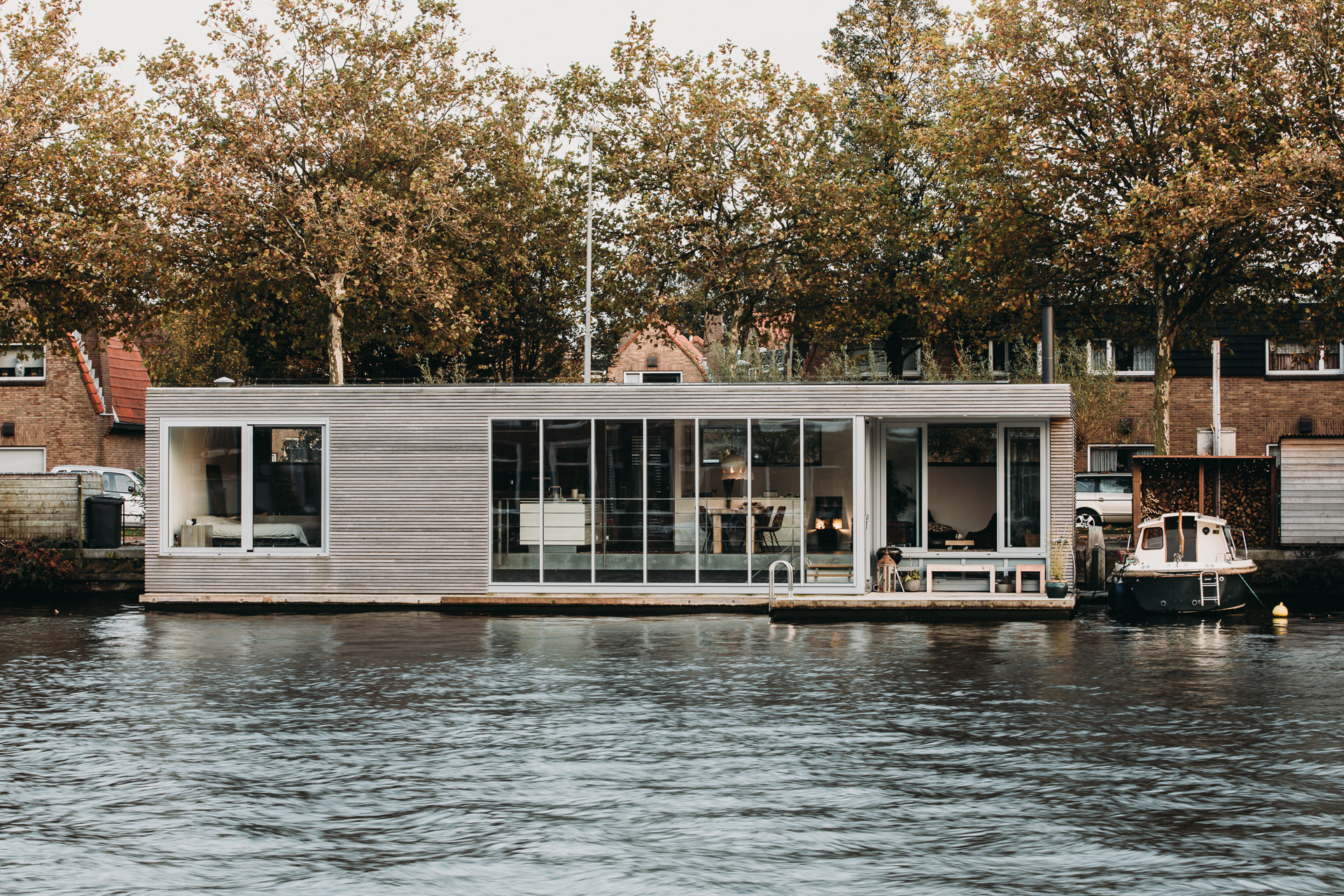 Das Hausboot bietet auf zwei Geschossen lichtdurchfluteten, energieneutralen Wohnraum.