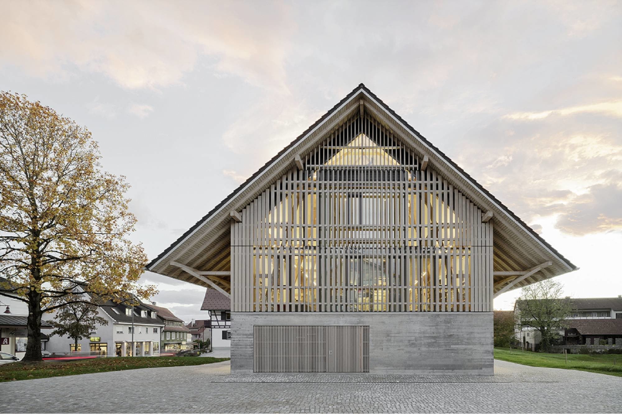 Die neue Sonnenschutzfassade greift die vertikalen Holzlatten von Stadelbauten auf, bietet jedoch mehr Transparenz.