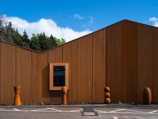 In Whitchurch, einem Vorort von Cardiff, haben Dow Jones Architects aus London ein Maggie’s Cancer Care Centre erstellt.