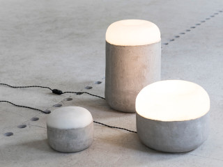 Renate Vos hat für das belgische Label Serax eine Outdoor-Leuchte aus Beton und Silikon entworfen.