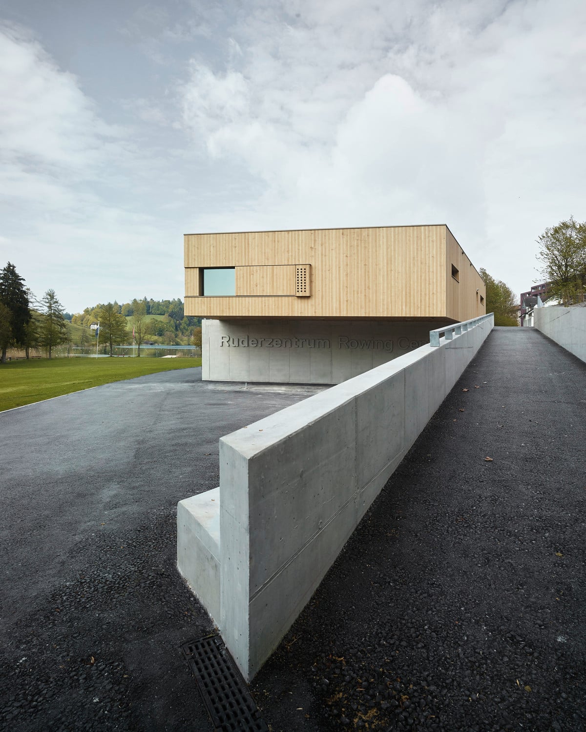 Der Bau sitzt am stadtseitigen Rand der Rotseewiese, sodass von der Grünfläche aus der ungestörte Blick über den See erhalten bleibt.