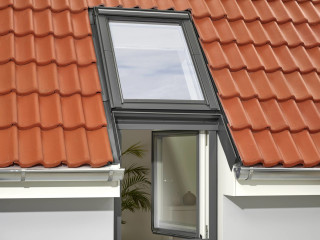 Um bereits bestehende Dachfenster zu einem Lichtband zu erweitern, bietet der Hersteller Velux das Zusatzelement Fassade als unteren Abschluss einer solchen Fensterkombination an. 