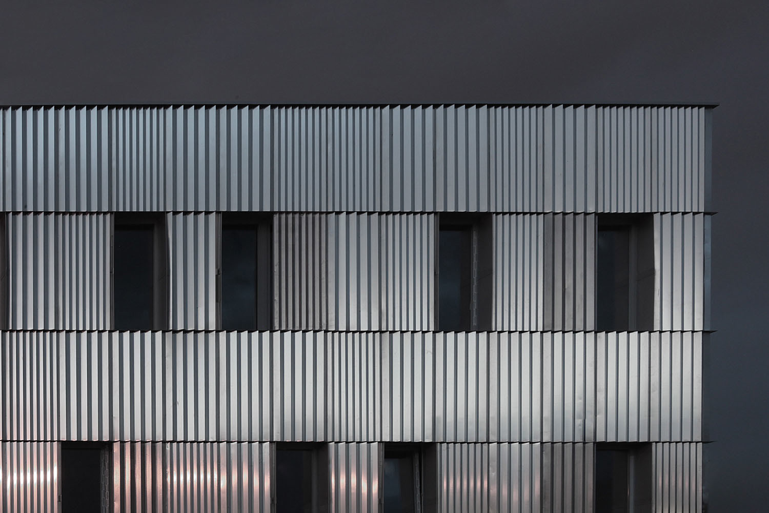 Der Neubau hat eine Fassade aus recyceltem Aluminium.