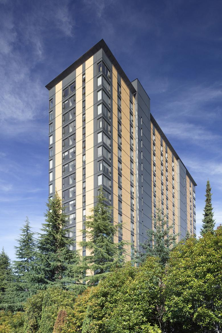 Acton Ostry Architekten aus Vancouver schufen in Zusammenarbeit mit den österreichischen Hermann Kaufmann Architekten ein Paradebeispiel für effiziente Holzbauweise (Ansicht Süd-West).