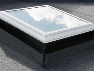 Die Firma Lamilux bietet das Flachdach Fenster F100 mit allgemeiner bauaufsichtlicher Zulassung an. Die ebene Glasfläche ist ohne sichtbare Befestigung mit dem Tragsystem verbunden.